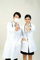 giovane asiatico maschio femmina medico indossare grembiule stetoscopio pollici su foto