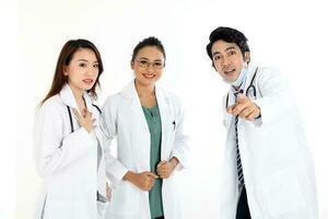 asiatico malese Cinese maschio femmina tre medici puntamento in direzione telecamera su bianca sfondo foto