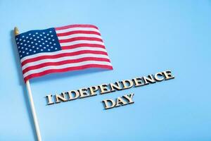 indipendenza giorno testo con Stati Uniti d'America bandiere superiore Visualizza, piatto posare su bianca sfondo foto