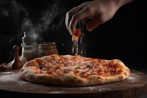 Pizza con pomodoro, Mozzarella e olive su nero sfondo, nel un' avvicinamento Visualizza, il mani di un' capocuoco abilmente montare un' delizioso foto