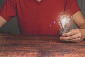 idea innovazione e ispirazione creatività del concetto con le lampadine foto