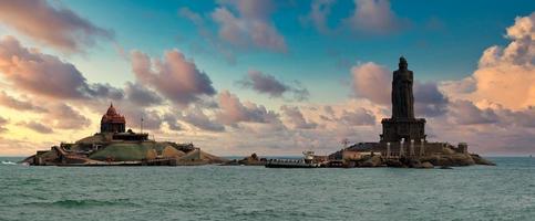 bellissimo skyline con nuvole drammatiche a Kanyakumari India foto