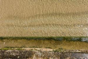 onde lente sulla spiaggia foto