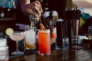 barista preparazione un' cocktail bevanda a partire dal per cliente. foto