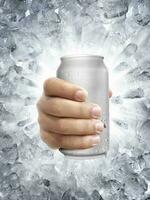 alluminio può con acqua goccioline nel mano, su un' ghiaccio rotto spruzzo sfondo foto