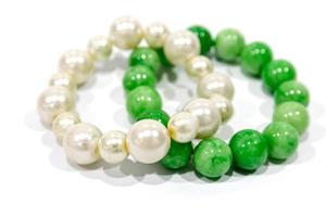 braccialetti di perle isolati su sfondo bianco