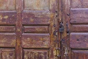 vecchia porta di legno con serratura foto