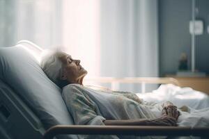 anziano paziente addormentato su letto nel ospedale reparto. generativo ai foto
