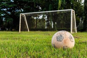 vecchio calcio sul prato nella scuola rurale foto