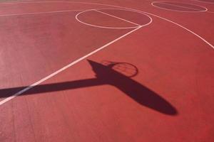 ombre del cerchio sul campo da basket di strada