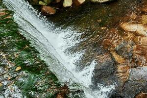 cascata su lomnica fiume nel karpacz, Polonia foto