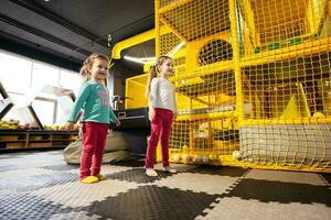 Due sorelle danza con moderno video gioco consolle di sensore a bambini giocare centro. foto