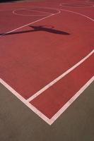 ombre del cerchio sul campo da basket di strada foto