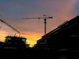 silhouette edificio costruzione bar a il costruzione luogo e industriale concetto foto