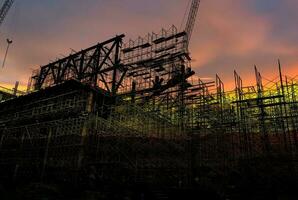 silhouette edificio costruzione bar a il costruzione luogo e industriale concetto foto