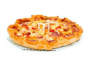 formaggio e prosciutto Pizza su un' bianca sfondo foto