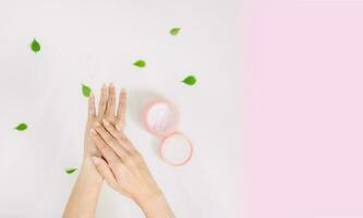 un' donna l'applicazione pelle cura crema su sua mano foto