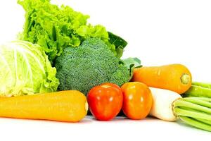 assortito verdure ravanello, pomodoro, carota, Cinese cavolo, broccoli, amaro zucca, Cinese cavolo su un' bianca sfondo foto