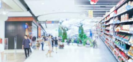 persone a piedi nel shopping centri commerciali e supermercati. sfocato Immagine. foto