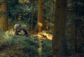 militare operazione nel foresta foto