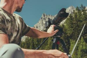 fotografo preparazione il suo foto telecamera attrezzatura