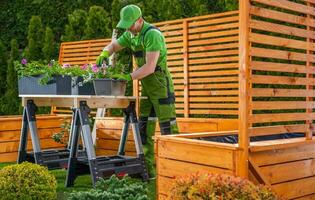 giardiniere preparazione fiore pentole e grande di legno fioriere foto