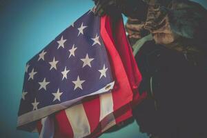 americano bandiera nel soldato mani foto
