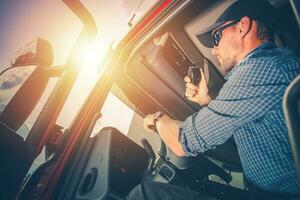 camionista preparazione per viaggio foto