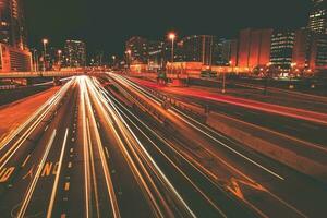 traffico nel movimento a notte foto