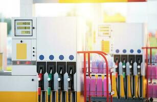 gas servizio stazione con carburante pompa distributori. foto