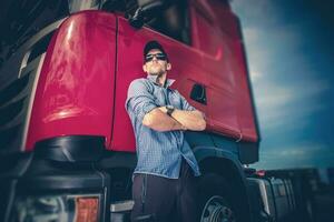 camionista e il suo semi camion foto