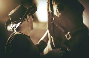 caucasico cowboy con cavallo foto