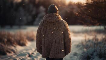 uno donna a piedi nel il foresta indossare caldo lana capi di abbigliamento generato di ai foto