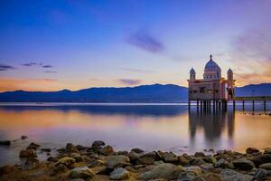 bellissimo moschea galleggiante su il spiaggia a Alba, palu città, centrale sulawesi, Indonesia foto