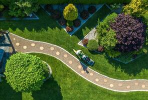 giardiniere con erba falciatore Rifinitura Giardino dietro la casa prato aereo Visualizza foto