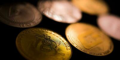 crypto moneta bitcoin su tavolo. foto
