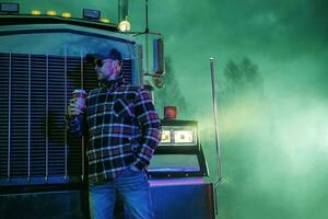 notte tempo camion fermare caldo caffè rompere camionisti lavoro foto