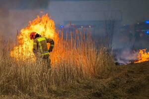 pompiere combattente con ardente prateria foto