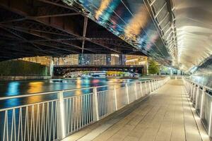 sponda di un fiume a notte nel Chicago foto