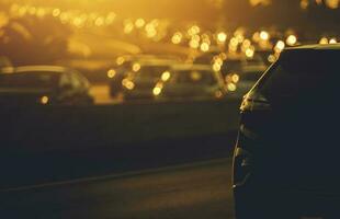 corsa ora città traffico e il tramonto foto