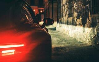 esotico auto notte guidare nel buio anziano urbano la zona vicolo foto