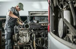 professionista settore automobilistico meccanico riparazione diesel motore foto