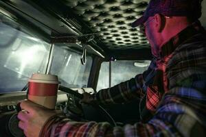 notte tempo semi camion guida e caffè potabile foto