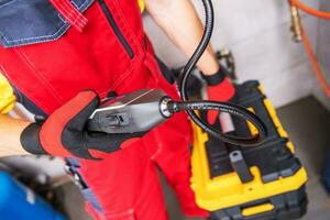 professionale idraulico controllo acqua riscaldatore con portatile gas perdita rivelatore foto