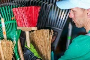 maschio Manutenzione lavoratore raccolta scopa a partire dal Conservazione camera. foto