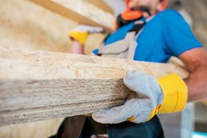 lavoratore con di legno materiale foto