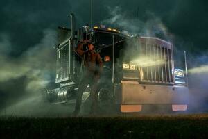 americano semi camion autista e il suo veicolo durante nebbioso notte foto