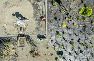 copertura giardino erba controllo tessuto con piccolo decorativo rocce foto