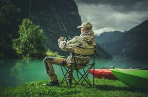 estate volare pesca nel panoramico norvegese paesaggio foto