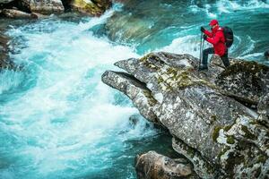 escursionista esplorando fiume gola foto